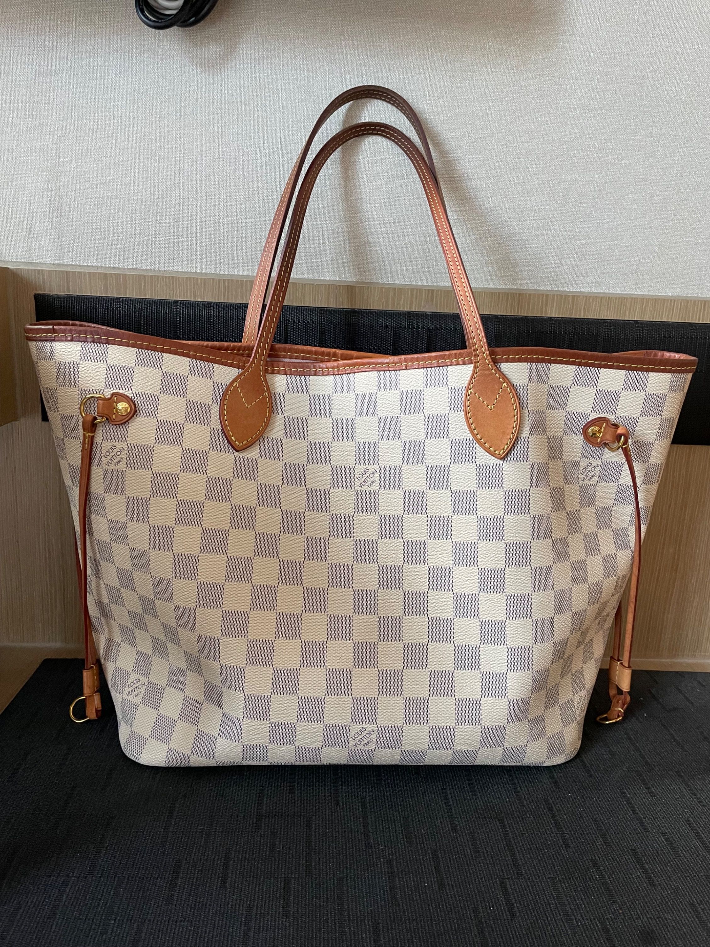 Louis Vuitton, Neverfull MM with Rose Ballerine lining