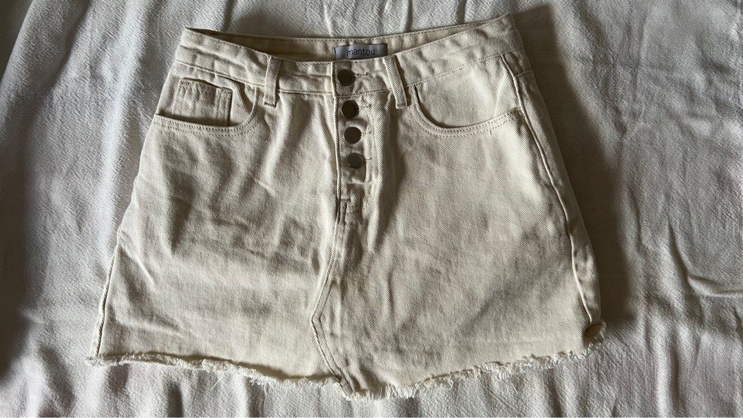 MANTOU Cream Skort (Category: Skirts) located in Taguig. Submitted by cccchere (Listing ID 1238141509, Image 1). Description: Great condition No stains or flaws Size: S-M RFS: Extra piece .