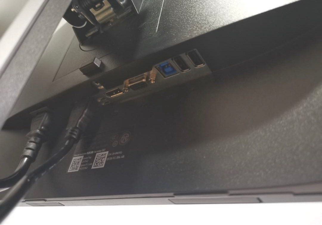 Monitor (Category: Monitor Screens) located in Singapore. Submitted by leetheway (Listing ID 1238068584, Image 2). Description: Rarely use monitor. Free keyboard. Selling 23 inch Dell monitor No defect, no dead pixels Adjustable for the height Great and ideal tool for those we need second screen Come with power adapter + 1 new HDMI cable (no box).