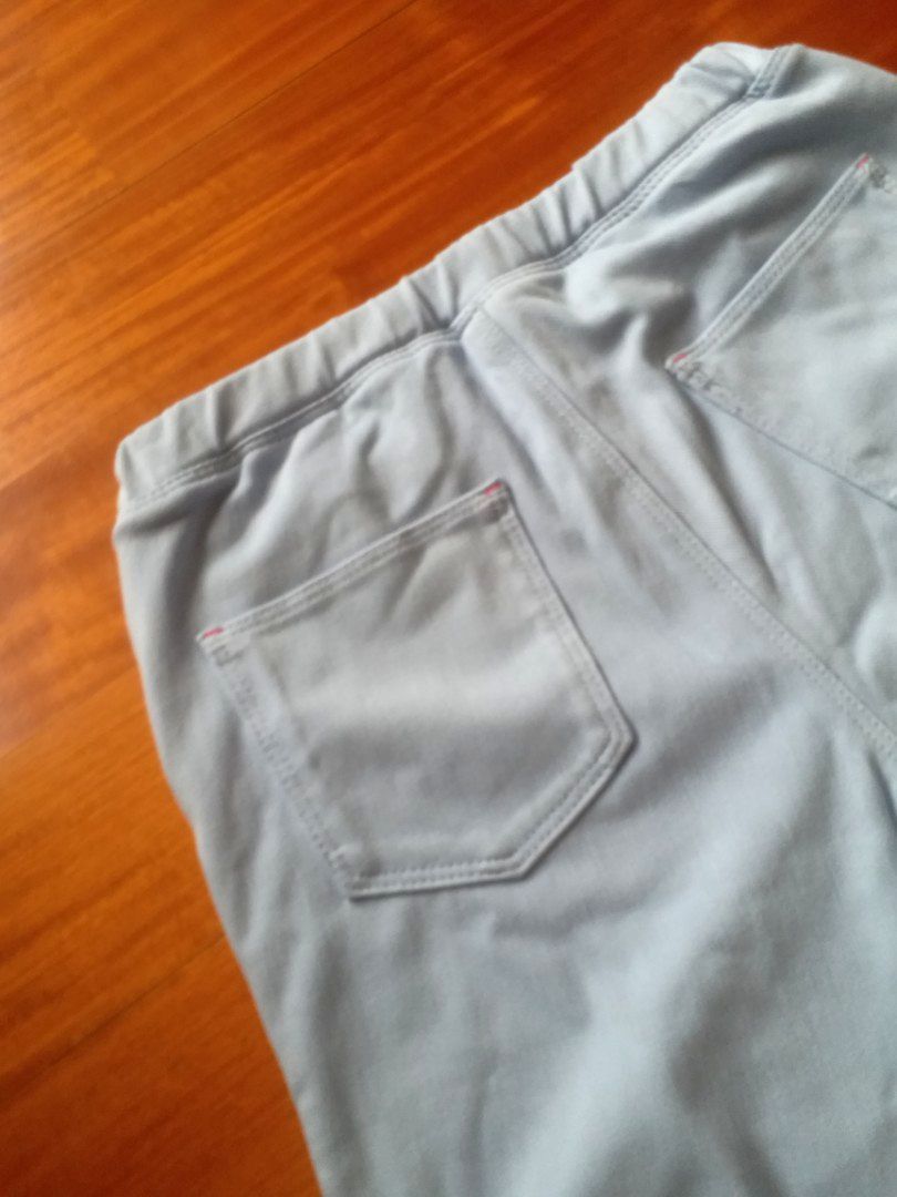 Pants （分類：嬰兒及小童流行時尚）位於 Hong Kong。 由 conygwa 提交（商品編號 1238137113，圖片 3）。簡介： 。UNIQLO kids ~ girls 女孩 。Leggings 貼身褲 。Light blue 粉蓝色 。Size 150 ~ 小個子女生合穿 。Waist 腰圍 ~約24" 。褲腳闊 ~約5"。