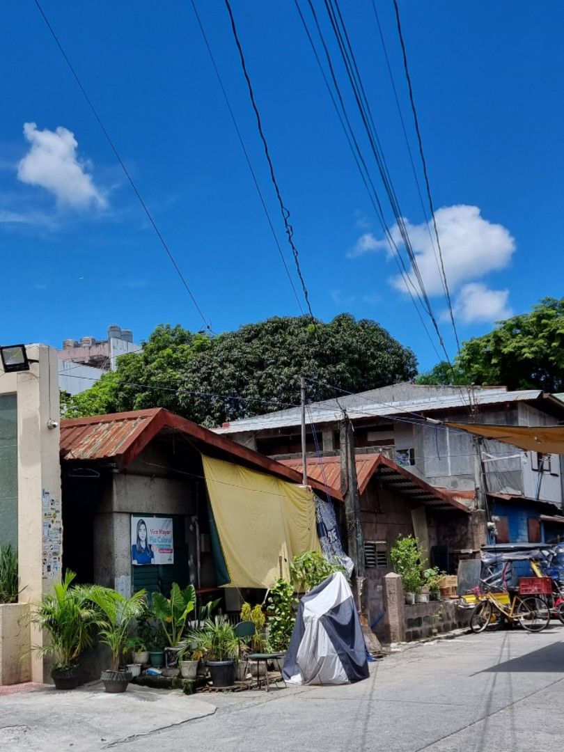 Rush 8 door apartment at Taytay Rizal near Sm Hypermarket, Property