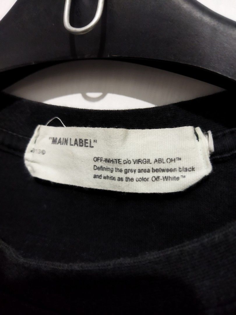 T shirt off white Cabin Baggage Arrow, Fesyen Pria, Pakaian , Atasan di