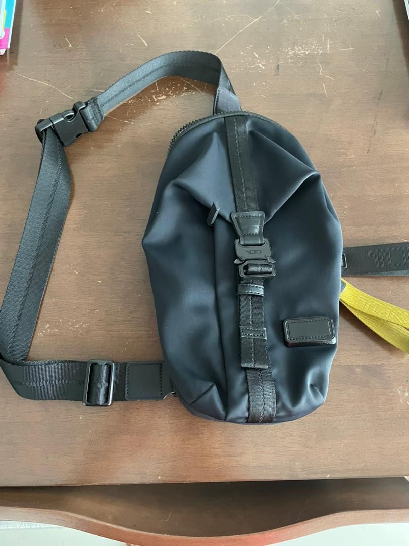 Bozeman best sale sling tumi