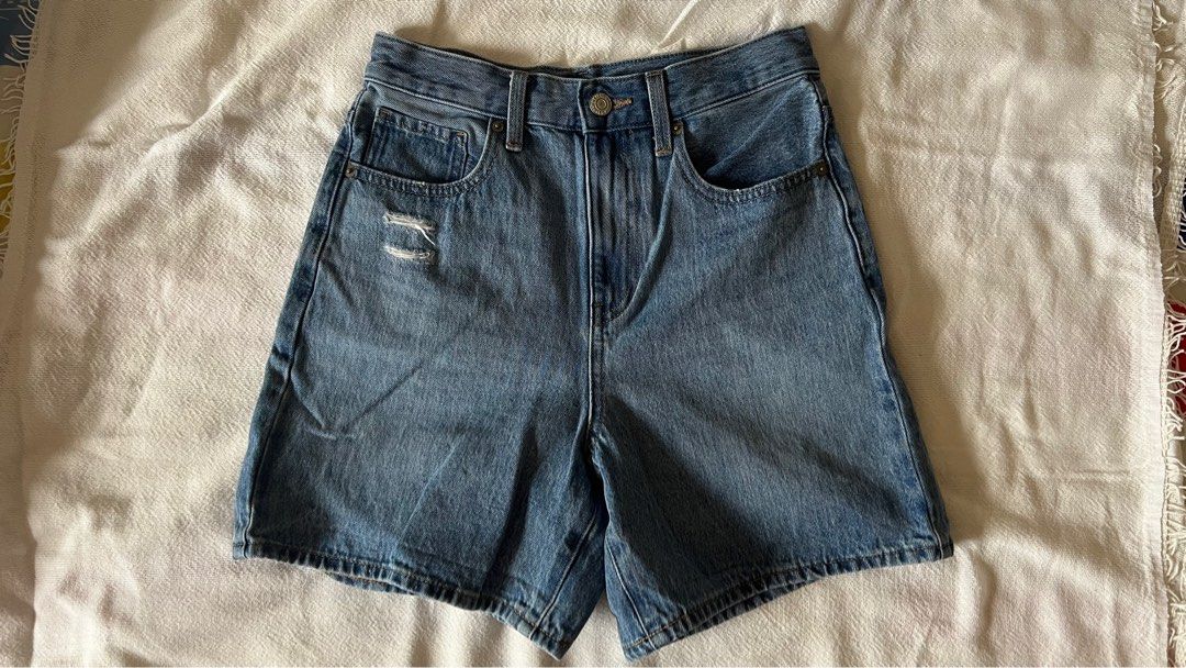 UNIQLO Denim Shorts (Category: Shorts) located in Taguig. Submitted by cccchere (Listing ID 1238129568, Image 1). Description: Uniqlo Denim Shorts Great condition No flaws of stains Used once only Size: Women 24 inch (waist) RFS: Extra piece .