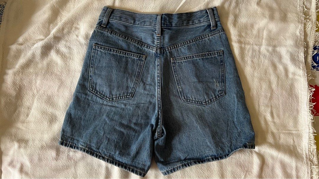UNIQLO Denim Shorts (Category: Shorts) located in Taguig. Submitted by cccchere (Listing ID 1238129568, Image 2). Description: Uniqlo Denim Shorts Great condition No flaws of stains Used once only Size: Women 24 inch (waist) RFS: Extra piece .