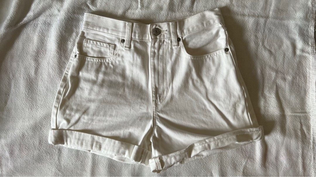 UNIQLO White Shorts (Category: Shorts) located in Taguig. Submitted by cccchere (Listing ID 1238128019, Image 1). Description: Uniqlo White shorts Great condition No flaws or stains Used once only Size: Women 25 inch (waist) RFS: Extra piece .