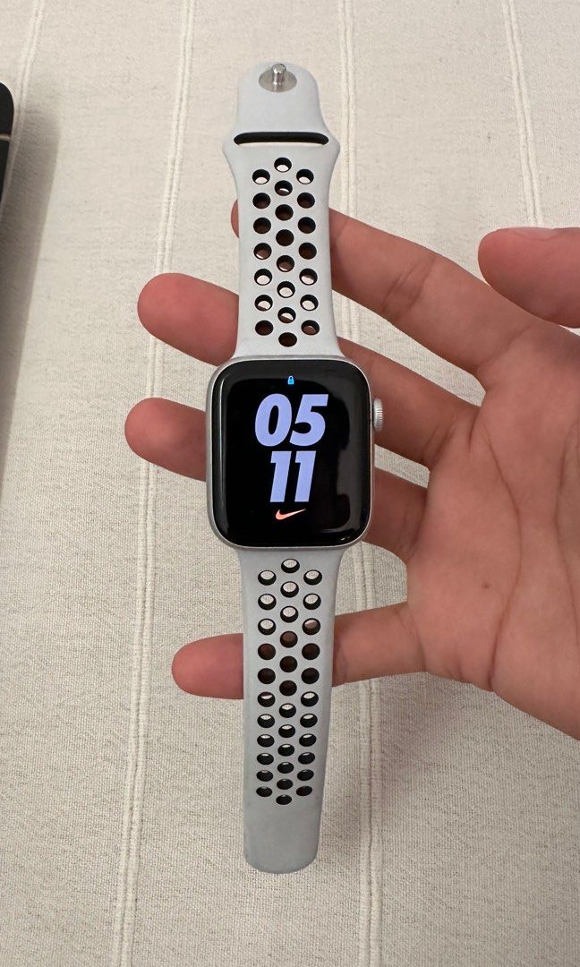 Apple Watch SE Nike Edition (1st Gen), Mobile Phones & Gadgets, Wearables & Smart Watches on
