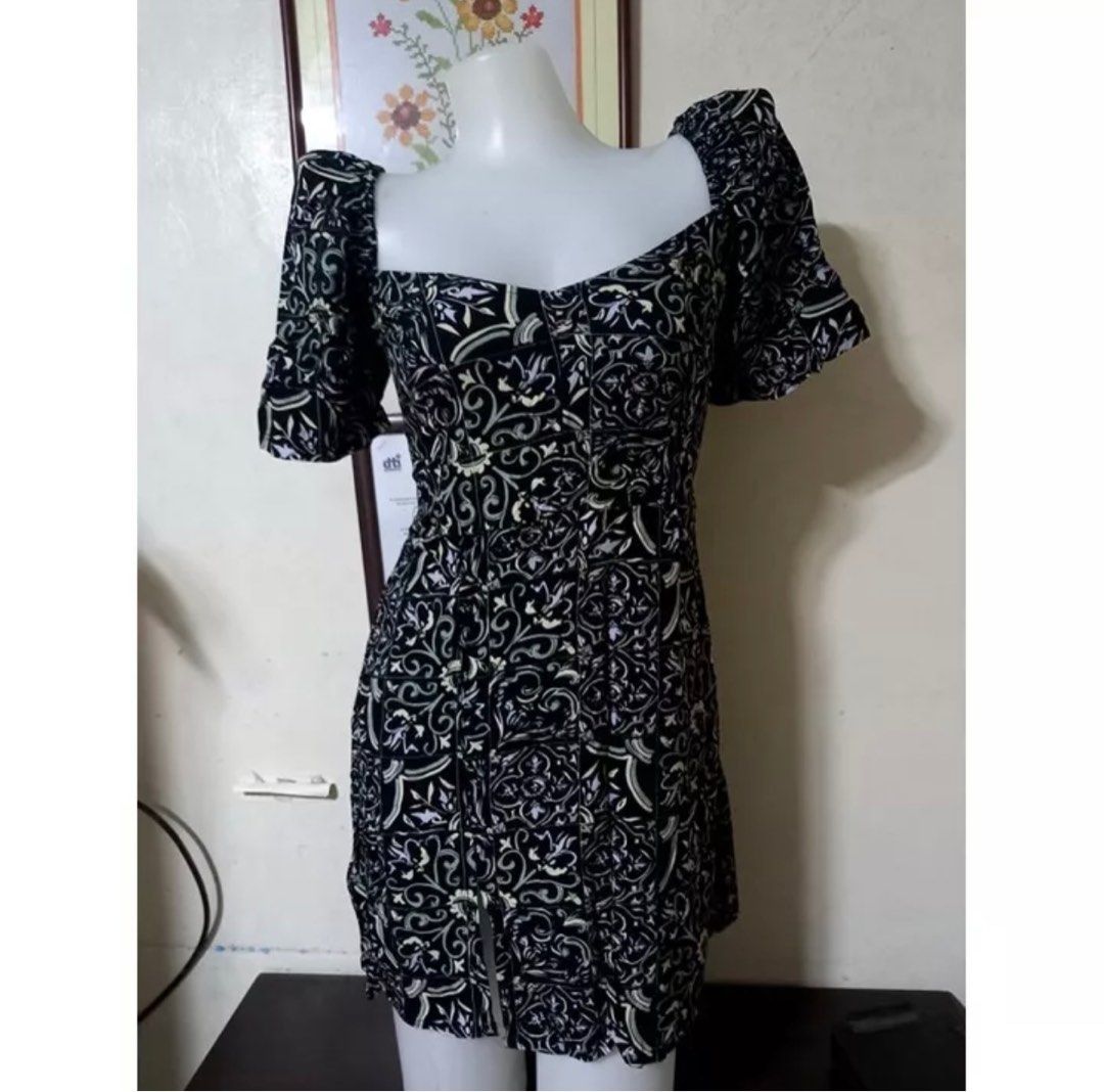 Black printed dress linen (Category: Dresses) located in Antipolo. Submitted by pixieglowphl (Listing ID 1238326394, Image 1). Description: ✔️Freesize ( Best fits small - medium frames) ✔️Smocked upper back ✔️Fabric: Linen ✔️Dress Length: Chest to bottom front skirt 63-64 cms ✔️Waist size: 24-30, smocked back Twice used only Black printed.