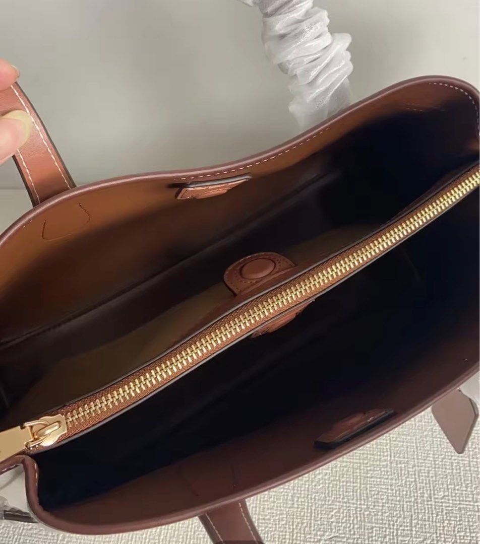COACH hanna carryall 👜 (Category: Luxury Bags & Wallets) located in Las Pinas. Submitted by yhn_boutique (Listing ID 1238399320, Image 3). Description: 📌Actual pic posted 📌cod via lalamove/ grab 📌J&T pay today ship today 📌 complete inclusions .