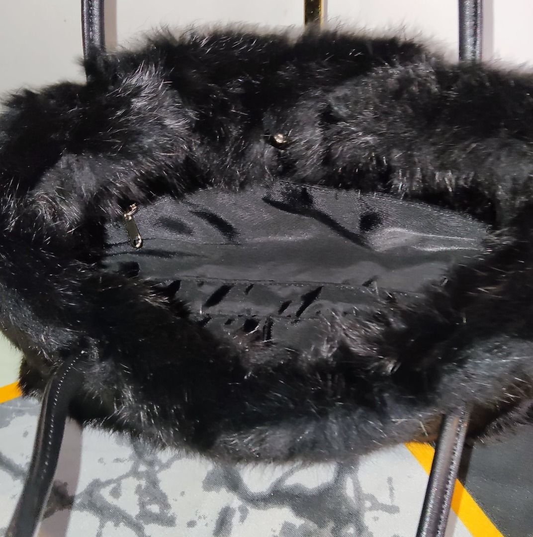 Fur Black (Category: Purses & Pouches) located in Quezon City. Submitted by legitimo (Listing ID 1238322439, Image 2). Description: .