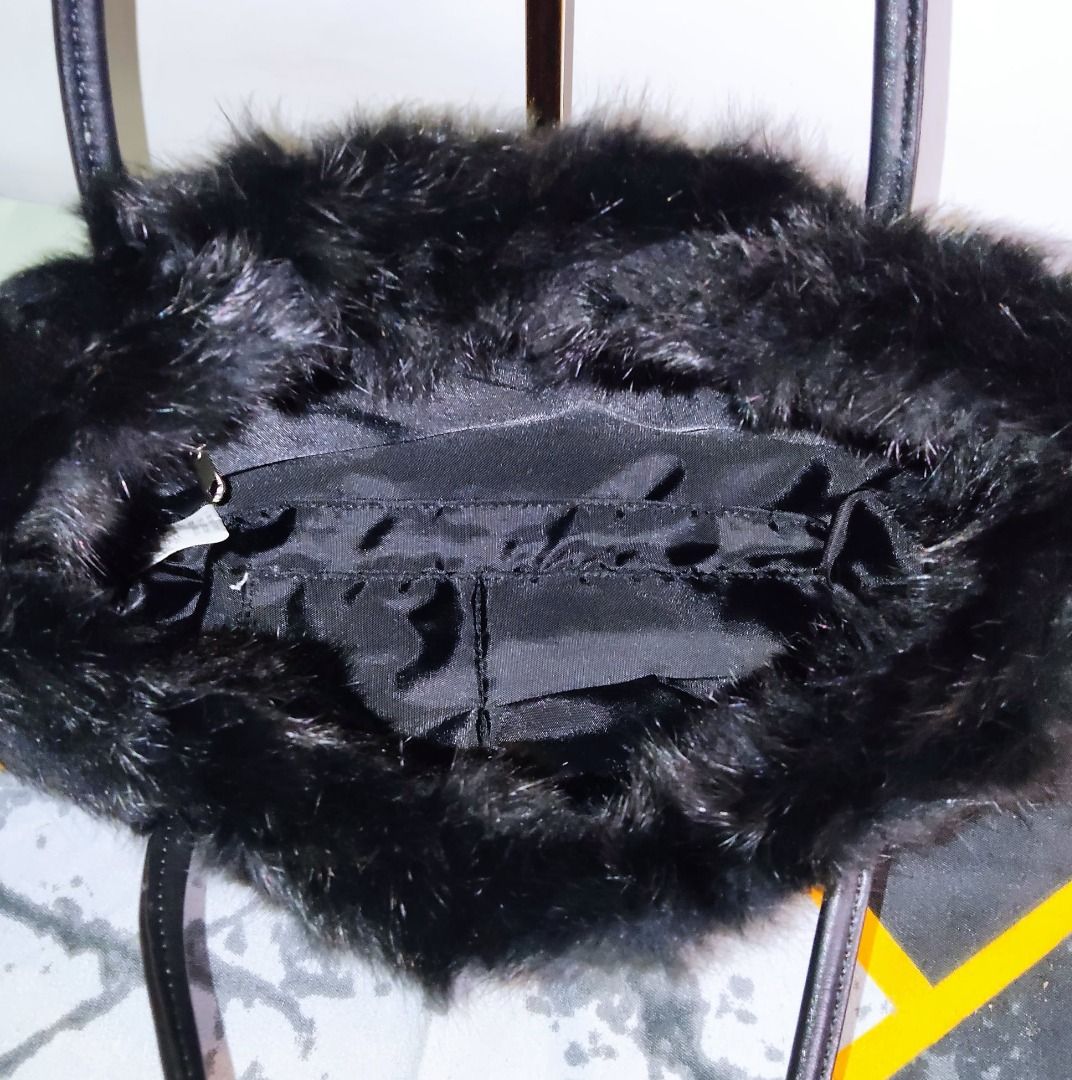 Fur Black (Category: Purses & Pouches) located in Quezon City. Submitted by legitimo (Listing ID 1238322439, Image 3). Description: .