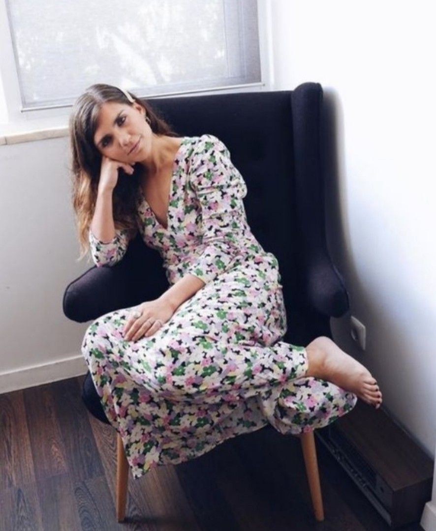 H&M floral Maxi dress (Category: Dresses) located in Caloocan City. Submitted by val02 (Listing ID 1238282266, Image 2). Description: will fit XS size, has a boning to clinch the waist, side zip.
