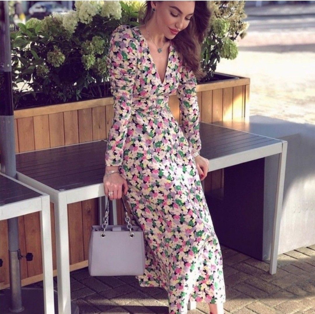 H&M floral Maxi dress (Category: Dresses) located in Caloocan City. Submitted by val02 (Listing ID 1238282266, Image 1). Description: will fit XS size, has a boning to clinch the waist, side zip.