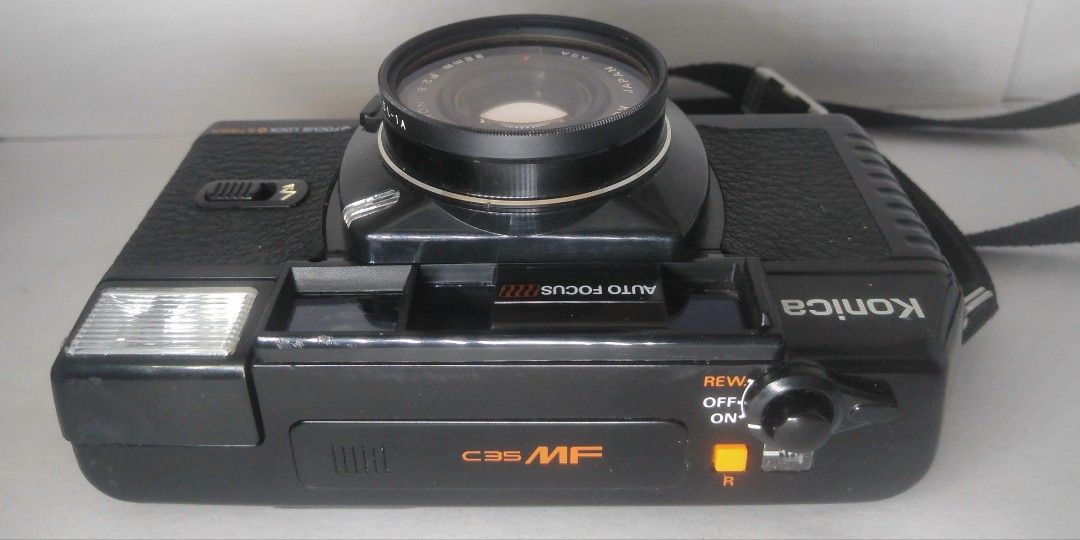 Konica c35 MF film camera (Category: Cameras) located in Las Pinas. Submitted by film101 (Listing ID 1238312962, Image 2). Description: 🌸Konica c35 MF film camera 🔸Inclusion:orig pouch, straps and filter ring glass 🍸 🌸New arrival 🔸Imptd purchase 🔸Good working condition 🔸With slight fungus in the circumference side 🔸Aperture snaps 🔸Rewind working 🔸Flash need to check Flash indicator working 🔸Meter working 🔸Cosmetics presentable 🔸Teste