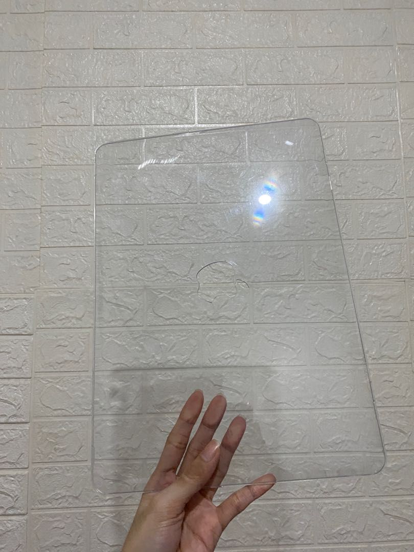 Macbook Air Case (Category: Laptop Bags & Sleeves) located in Manila. Submitted by shopmyused (Listing ID 1238332704, Image 2). Description: Rfs: naka tambak lang Bought this case in Shopee for ₱329 and mali yung nabigay na size ni seller sakin. Para sa MBA 2020 13” ko dapat ito pero as shown in the pictures, malaki siya for ny laptop. I think pang macbook na 15” siya. FREE NA SI KEYBOARD PROTECTOR‼️ Buy at your own risk. Price is Negotiable ✨.