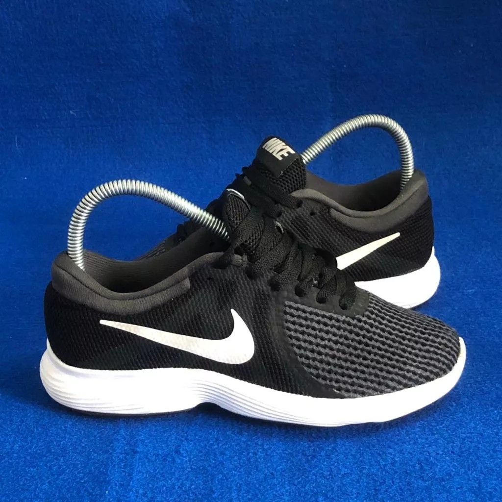 Sepatu nike outlet revolution 4