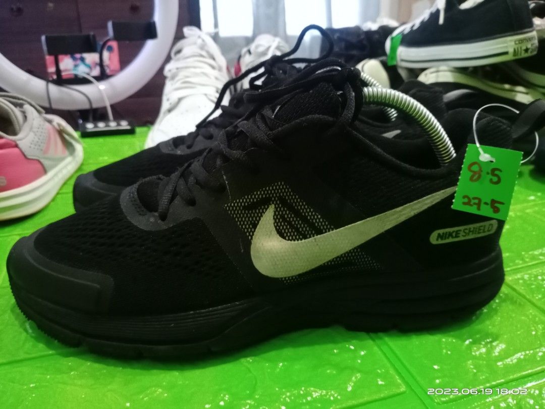 triple red nike shoes