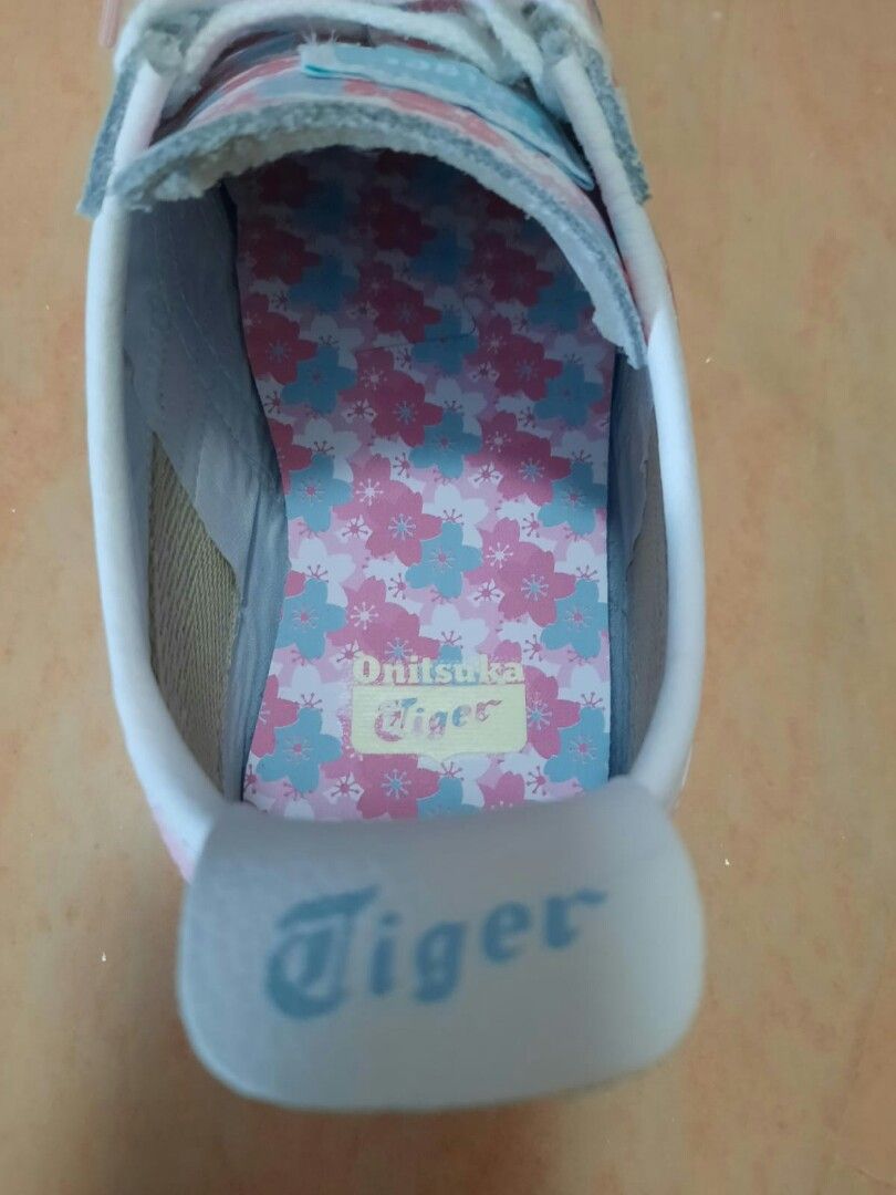 Onitsuka (Category: Sneakers) located in Singapore. Submitted by blossomcat (Listing ID 1238267715, Image 1). Description: Still new. Worn only 5x. Shoebox n Paperbag include. Original shoe. Size in the pic..