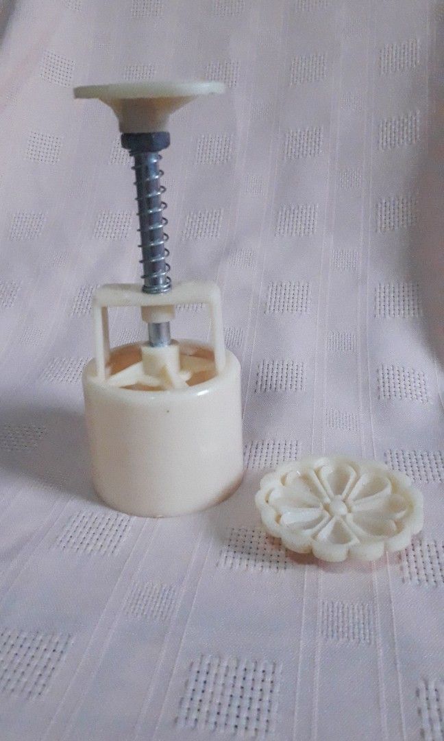 Pastry Stamp with Floral Design (Category: Bakeware) located in Quezon City. Submitted by jojoleen28 (Listing ID 1238336792, Image 2). Description: Make decorating cookies faster. Design is removable..