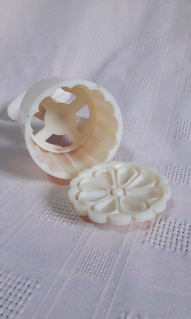 Pastry Stamp with Floral Design (Category: Bakeware) located in Quezon City. Submitted by jojoleen28 (Listing ID 1238336792, Image 1). Description: Make decorating cookies faster. Design is removable..