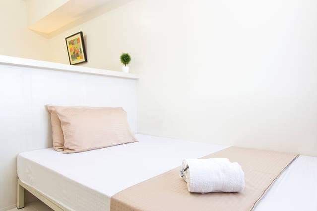 Princeton Residences for Rent (Category: Apartments & Condos) located in Mandaluyong City. Submitted by marielreyes (Listing ID 1238303490, Image 3). Description: Fully furnished unit at the 22nd flr. facing Ortigas Skyline Inclusions: - TV with youtube and netflix - Wifi - Double sized bed - Beddings & Linens - Dining table with 3 chairs - Utensils, glass, plates, knives, spoons, fork - Air-conditioned Room - Smoke detector and Fire extinguisher