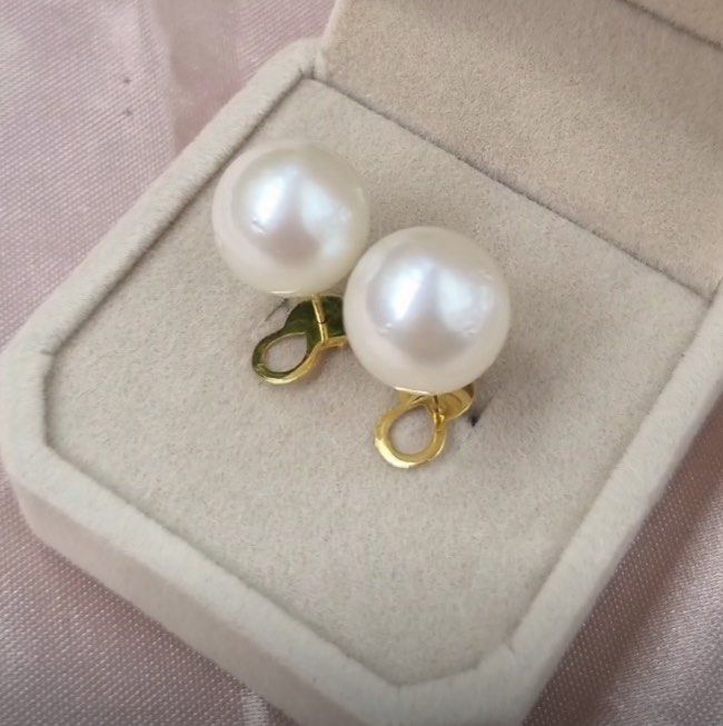 Gold stud earrings with pearl best sale