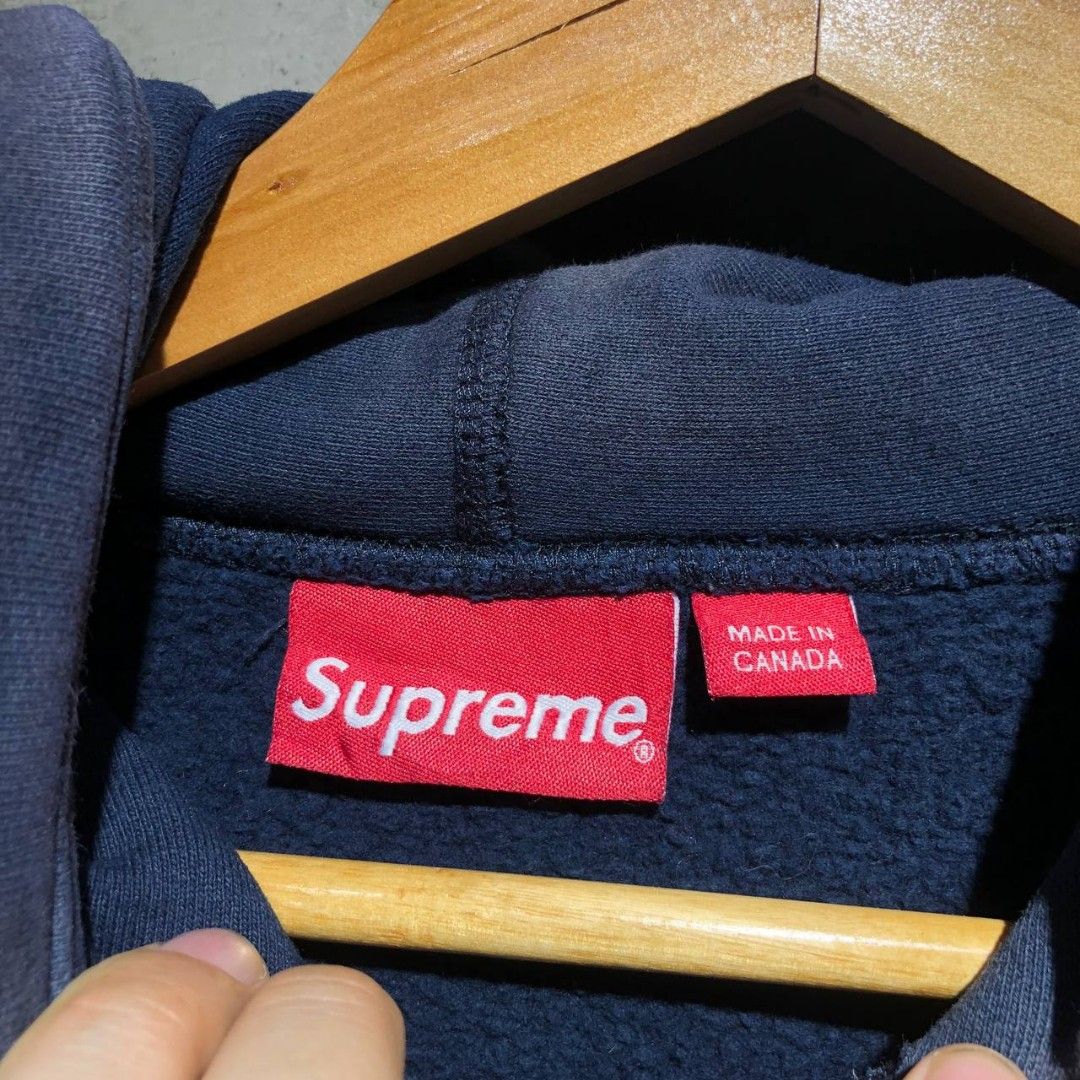 Supreme FW17 Box Logo hoodie, Men's Fashion, Coats, Jackets and Outerwear  on Carousell