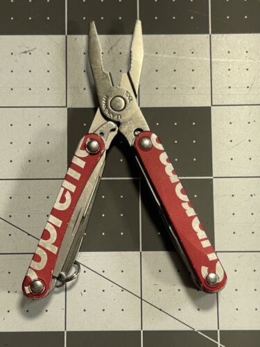 21SS) Supreme Leatherman Squirt PS4 - Multi Tool RED color 多用途