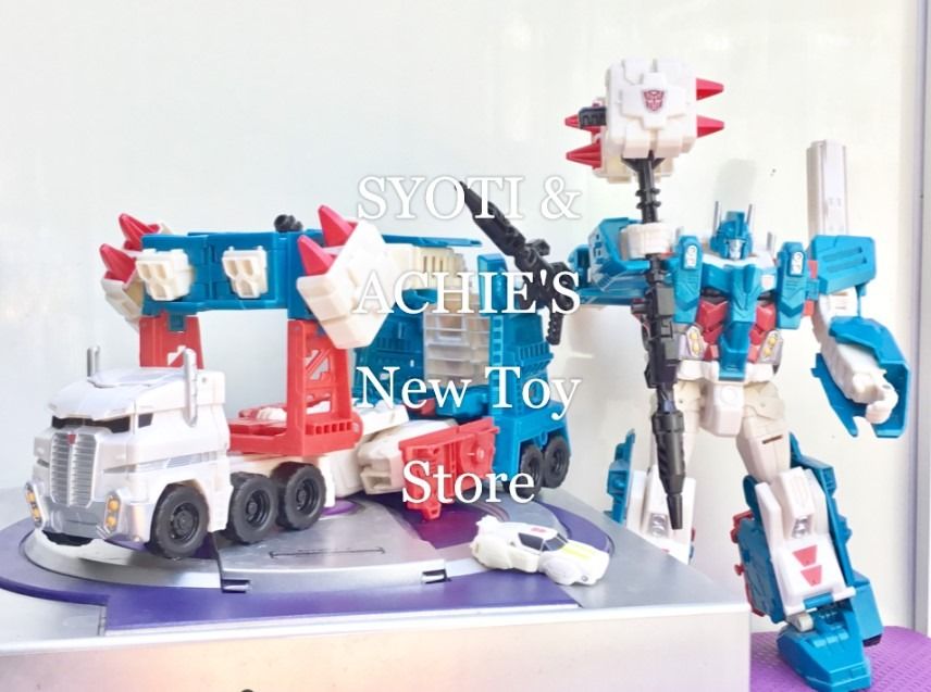 Transformers Combiner wars Ultra Magnus (Category: Action & Battle Toys) located in Bacoor. Submitted by syotiachiesnostalgiccollection (Listing ID 1096989996, Image 2). Description: For SALE !!! AUTHENTIC HASBRO !!! 💯💯💯 Transformers Combiner Wars Version Autobot ULTRA MAGNUS LEADER Class SUPER TIGHT Joints !!! Includes 2 Guns converts into War Hammer Includes Minicon Minibus Ambus ( White car ) No Instruction manual WYSIWYG Transformation ava