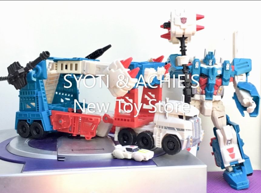 Transformers Combiner wars Ultra Magnus (Category: Action & Battle Toys) located in Bacoor. Submitted by syotiachiesnostalgiccollection (Listing ID 1096989996, Image 3). Description: For SALE !!! AUTHENTIC HASBRO !!! 💯💯💯 Transformers Combiner Wars Version Autobot ULTRA MAGNUS LEADER Class SUPER TIGHT Joints !!! Includes 2 Guns converts into War Hammer Includes Minicon Minibus Ambus ( White car ) No Instruction manual WYSIWYG Transformation ava
