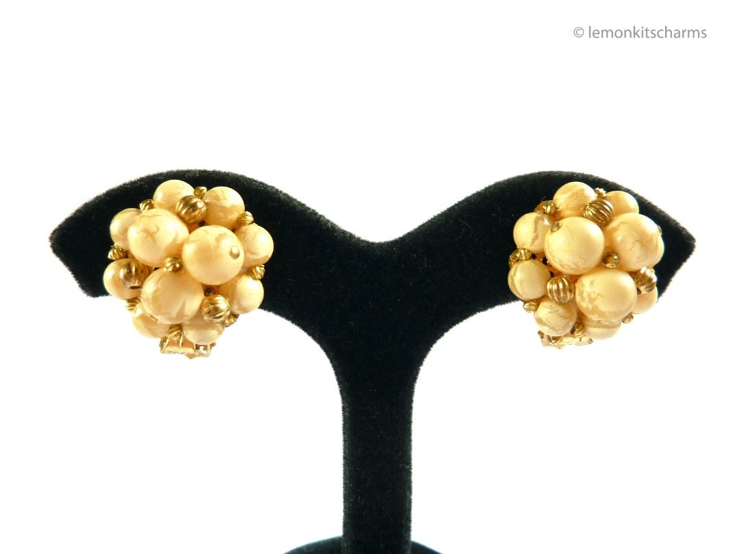 Vintage 1950s Beige Goldtone Cluster Clip Earrings er2236 c