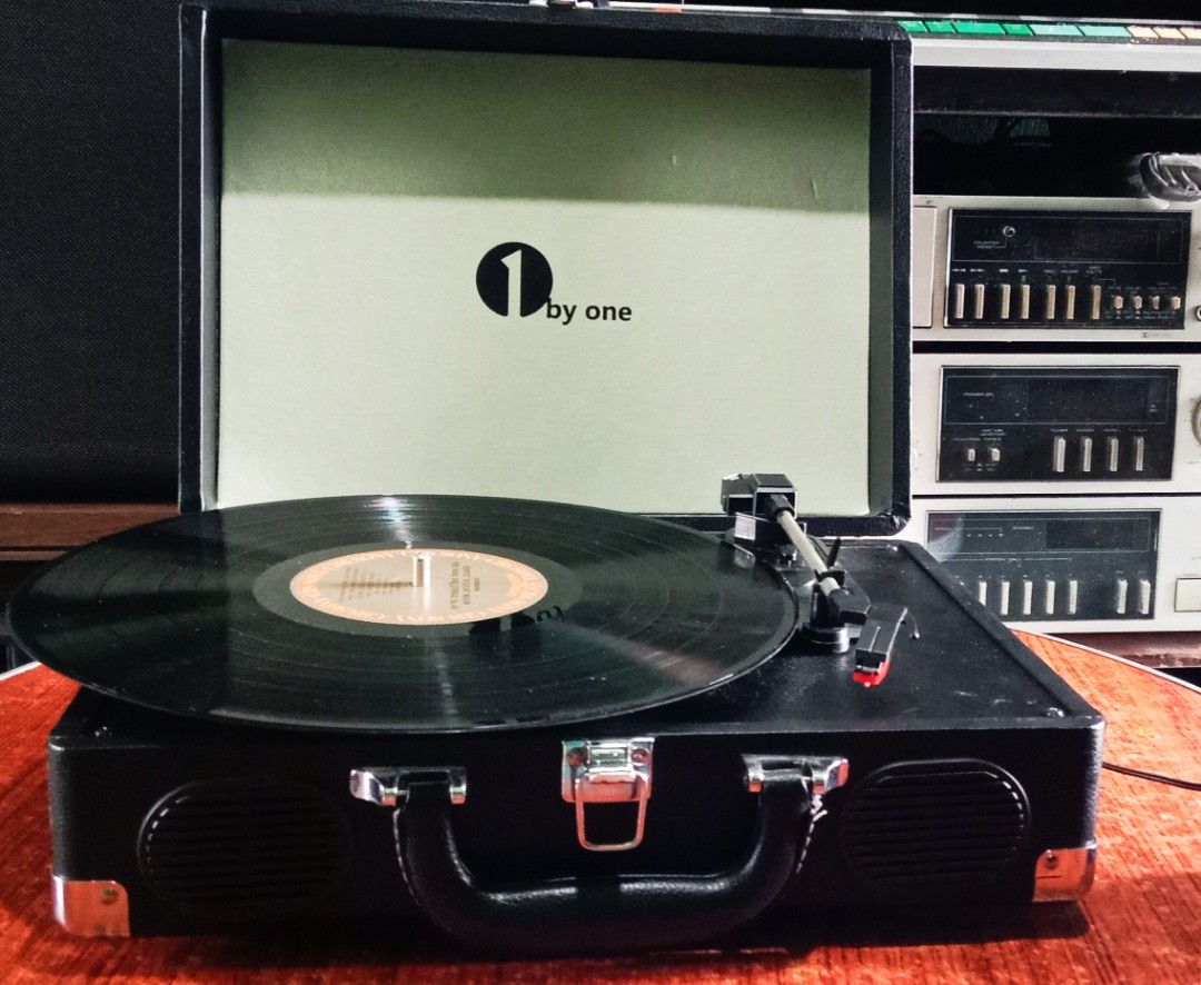 Vintage portable Turntable, Audio, Soundbars, Speakers & Amplifiers on