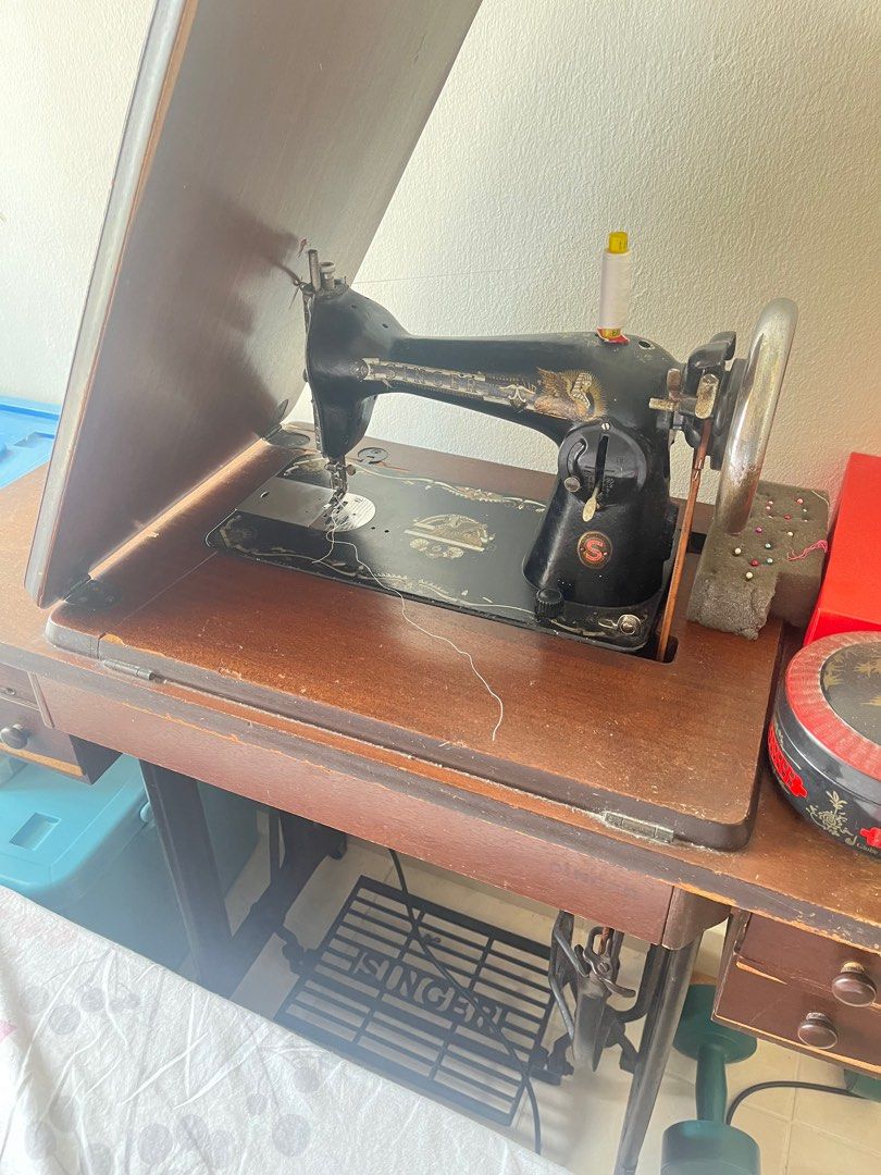 Vintage Singer sewing machine, Hobbies & Toys, Collectibles
