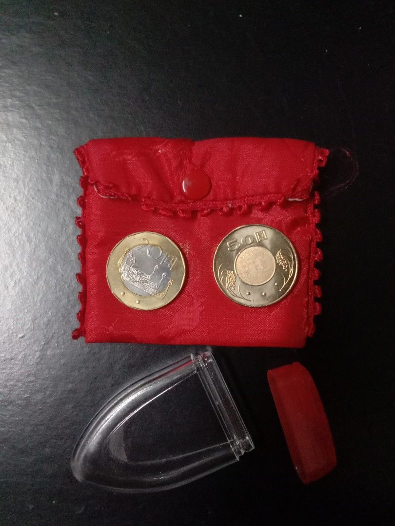 ✴️2枚一起割愛~用金飾紅飾袋裝出)中華民國90年發行的莫那魯道20元紀念幣+111年品項很亮50元硬幣, 她的時尚, 包包、錢包,  錢包、皮夾在旋轉拍賣