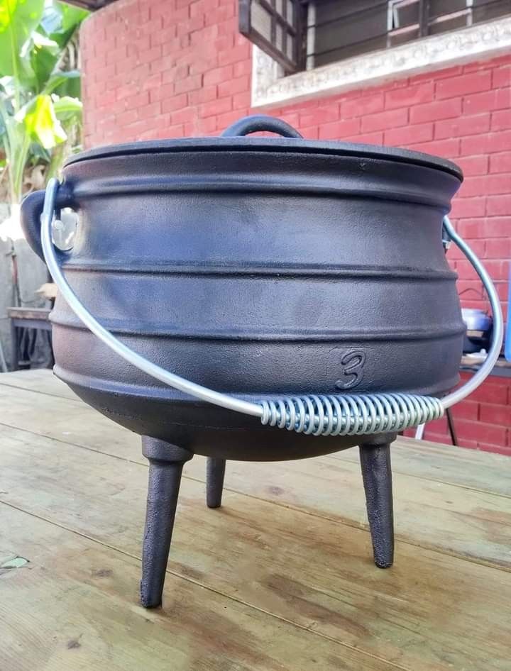 8 Quarts Adventuridge Cast Iron Potjie Pot (with storage box) on Carousell