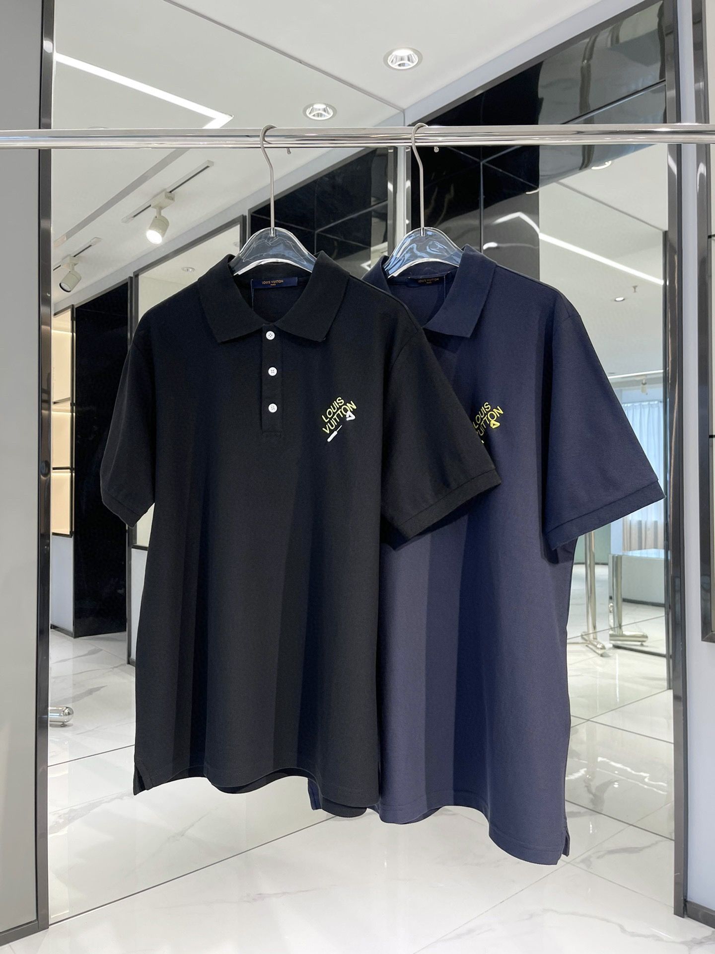 Authentic lV pin embroidered short sleeve polo shirt