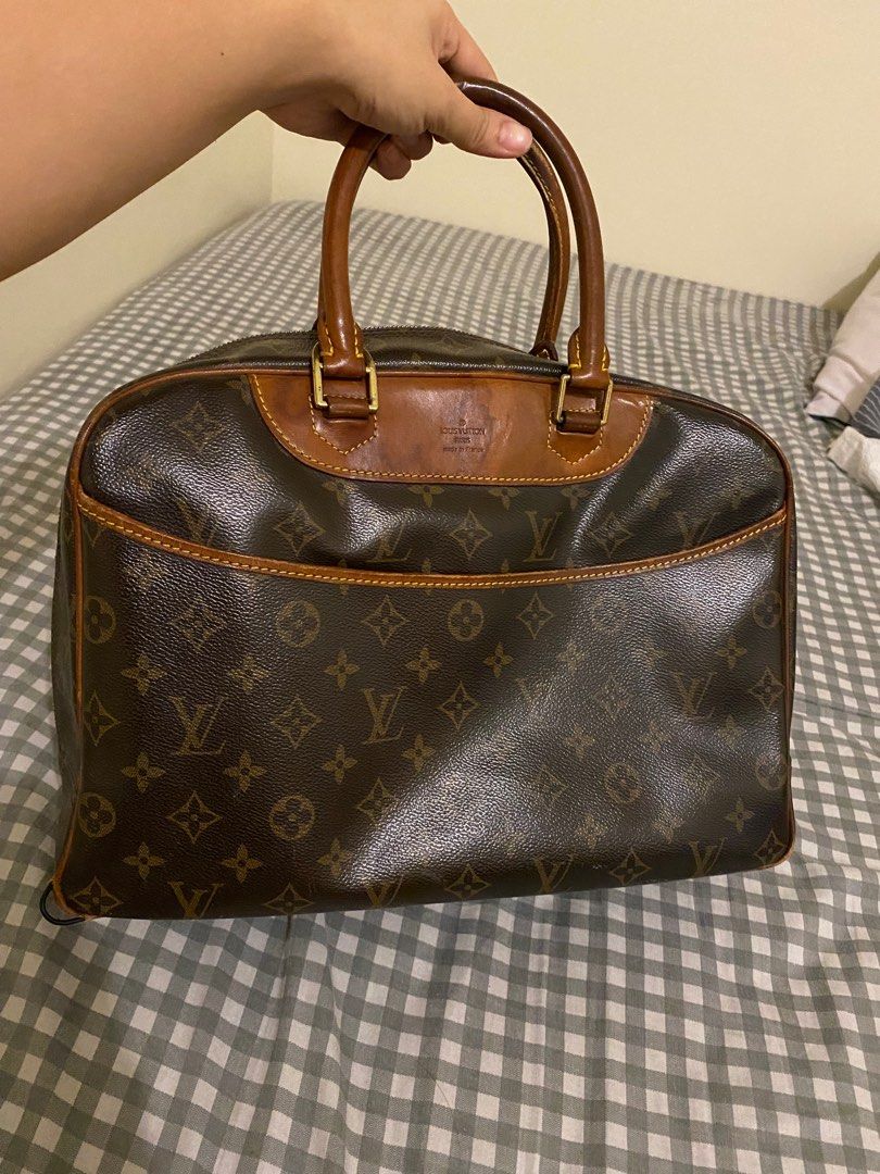 Authentic LV vintage Baby Bag (Category: Luxury Bags & Wallets) located in Quezon City. Submitted by mnl.authentics_closet (Listing ID 1235303166, Image 1). Description: Authentic LV Baby Bag (you can convert it as laptop and gadgets bag) Vintage No inclusions Have leather markings due to storage This is vintage so please manage your expectations. Please check photos for corner flaws. Slightly negotiable.
