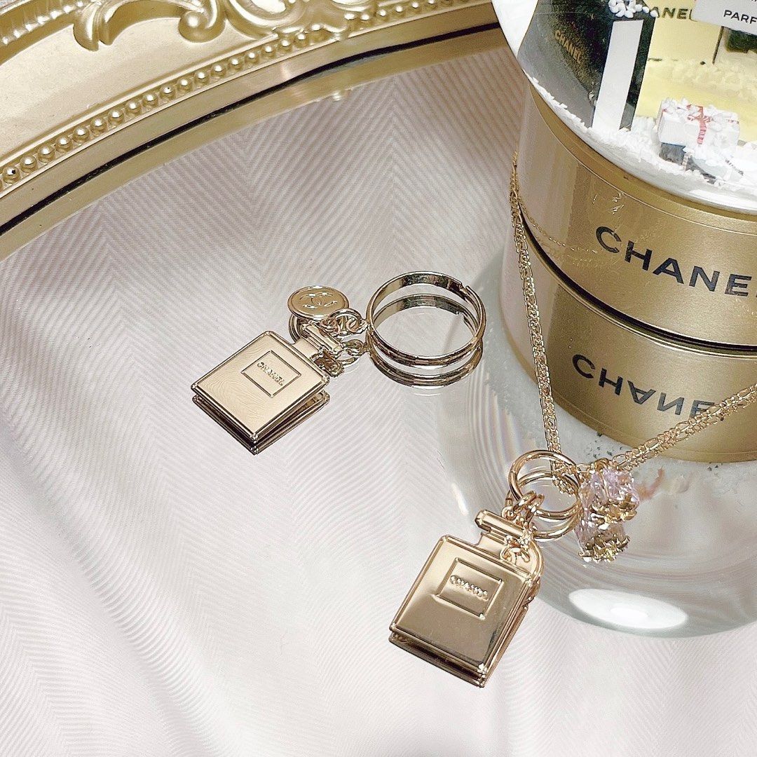 Chanel Charm Chain Clutch Bag Review 
