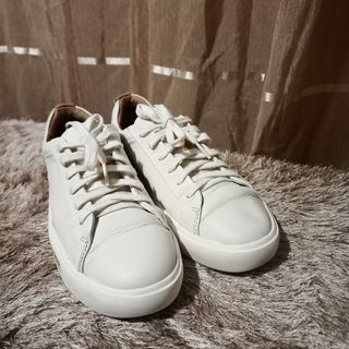 CLARK'S UNSTRUCTURED WHITE SHOES