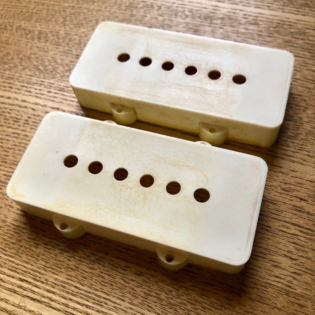 Fender Jazzmaster parchment / aged white pickup cover set (heavy relic