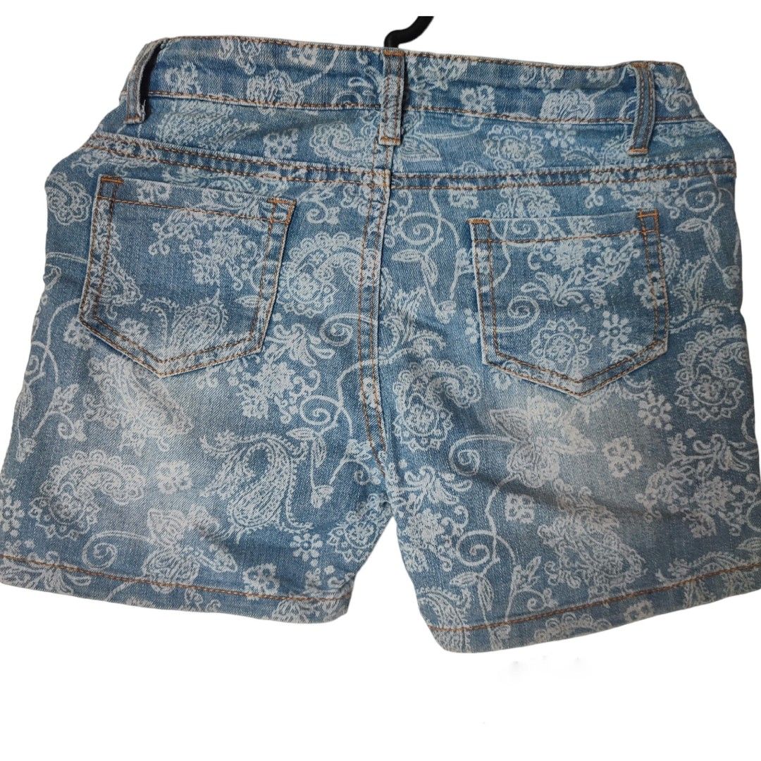 Floral Pekpek Shorts (Category: Babies & Kids Fashion) located in Mandaluyong City. Submitted by FreshFoldsPh (Listing ID 1235191114, Image 2). Description: Floral Mini Shorts ₱500 + SF Size: Small Dimensions: Width: 12.5" Length: 10.5" Leg length: 7.5" Conditions: Signs of usage.