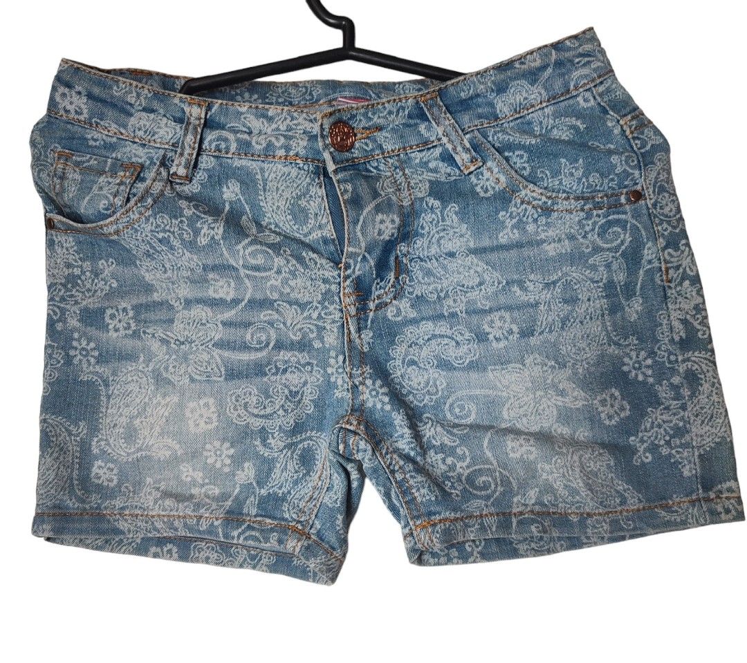 Floral Pekpek Shorts (Category: Babies & Kids Fashion) located in Mandaluyong City. Submitted by FreshFoldsPh (Listing ID 1235191114, Image 1). Description: Floral Mini Shorts ₱500 + SF Size: Small Dimensions: Width: 12.5" Length: 10.5" Leg length: 7.5" Conditions: Signs of usage.