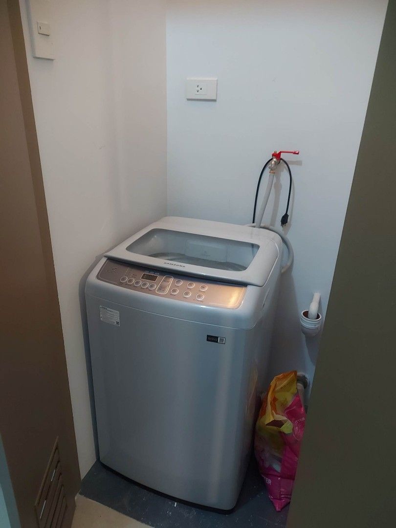 For rent (Category: Apartments & Condos) located in Makati City. Submitted by patrokoy (Listing ID 1235265635, Image 3). Description: 3 Rooms 2 CR 2 Balcony.