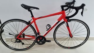 Giant Content Road Bike Shimano Sora 18 speed Light weight Bicycle Light weight and fast. Carbon Fork with Aluminum Frame.  Size Small 164-175cm riders