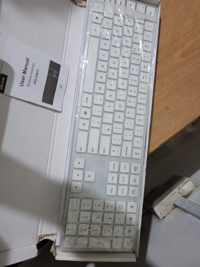 Jelly Comb IWGZXBT3 Bluetooth Backlit Keyboard, Multi Devices Wireless Rechargeable Keyboard