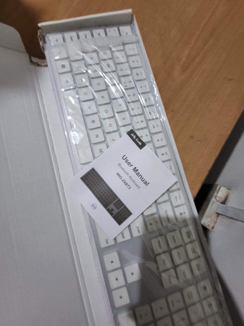 Jelly Comb IWGZXBT3 Bluetooth Backlit Keyboard, Multi Devices Wireless Rechargeable Keyboard