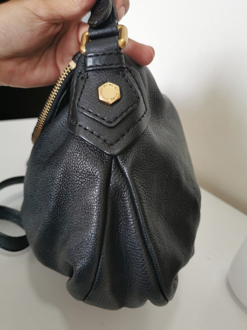 Authentic MARC BY MARC JACOBS Classic Q Natasha Leather Sling Bag, Luxury,  Bags & Wallets on Carousell