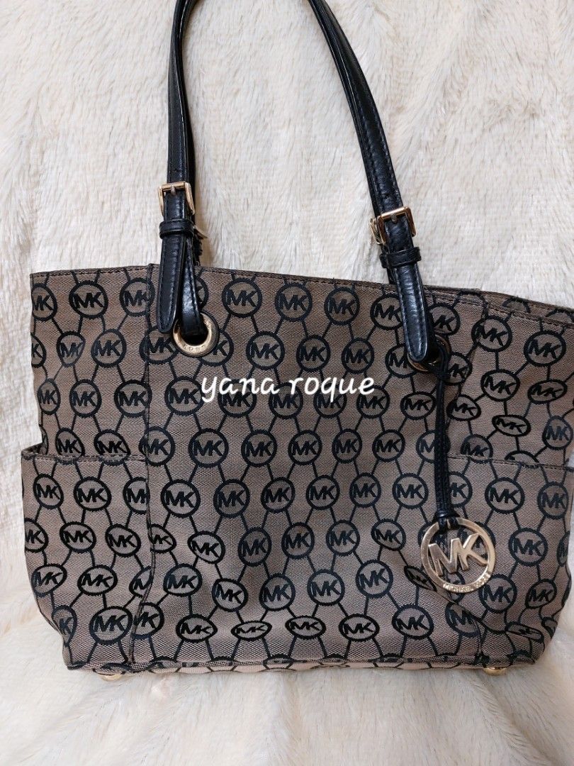 Michael Kors Jet Set Tote (Category: Luxury Bags & Wallets) located in Manila. Submitted by yanakolekzione (Listing ID 1235298784, Image 1). Description: original MK tote needs cleaning size 16x10 inches.