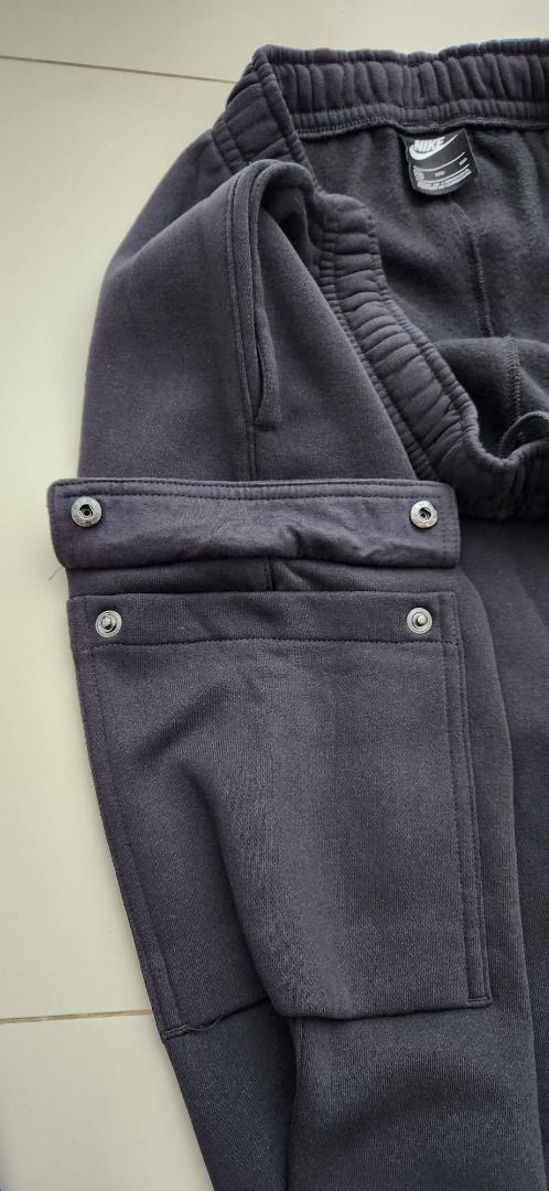 Nike club cuffed best sale cargo joggers in black