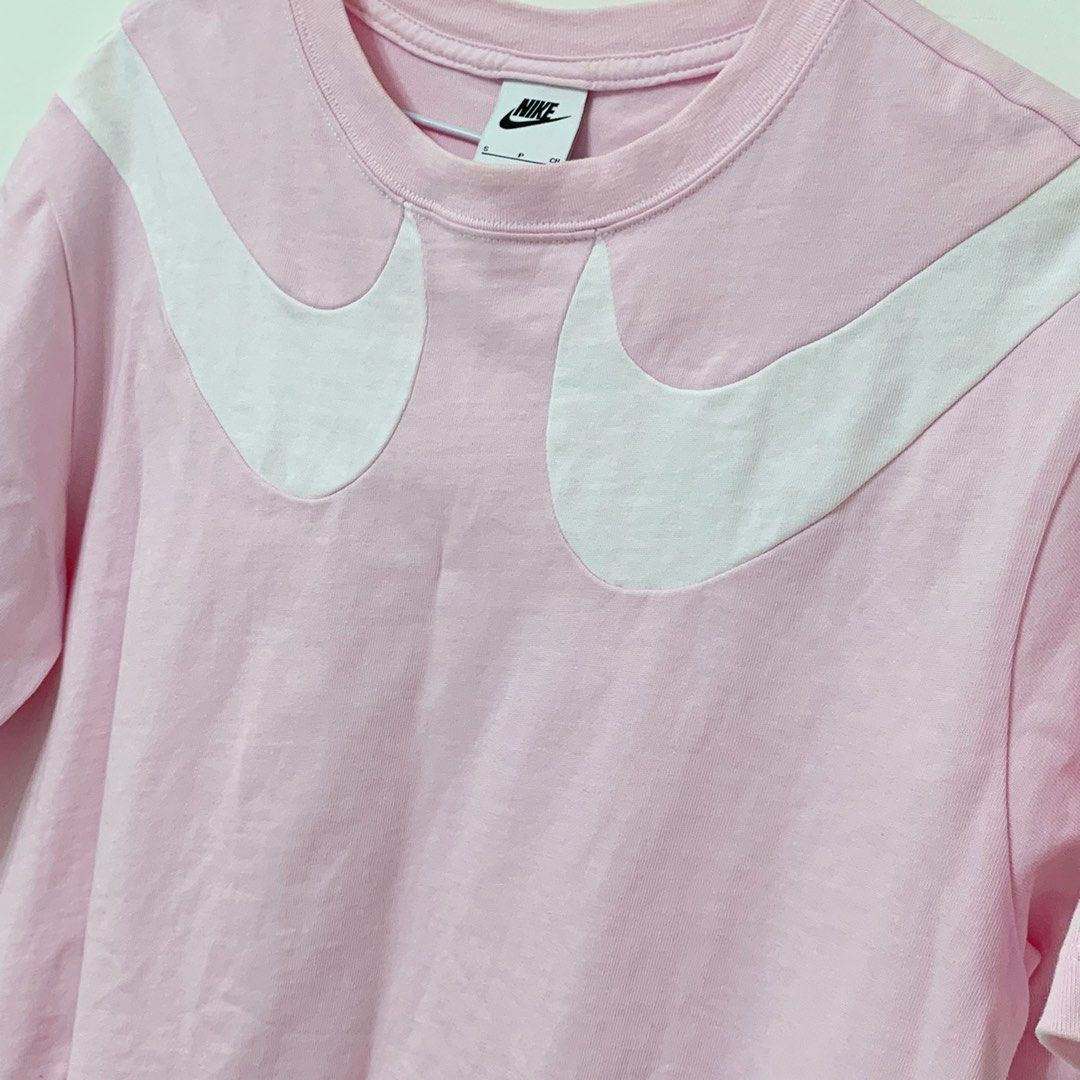 NIKE W SPORTSWEAR SWOOSH TEE LOGO S DD5591 695 CLT W TP0 236 618 TP0 23